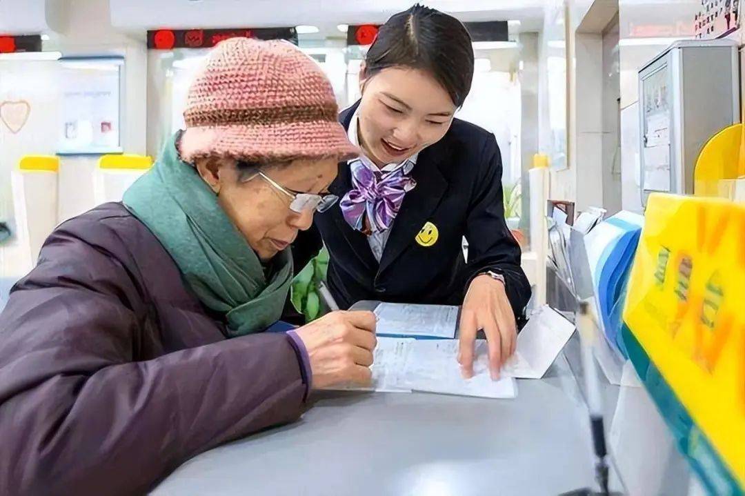 去银行存钱，存单、存折、银行卡，哪个更好？银行人员说出实情！