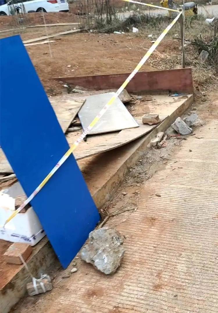 湖南7岁男孩掉入化粪池身亡 家属：小区没有物业，化粪池仅有木板遮盖