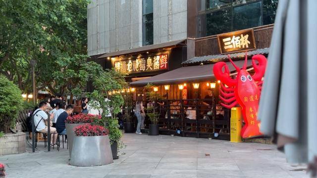 多家餐厅出现，“警方已带走好几个”