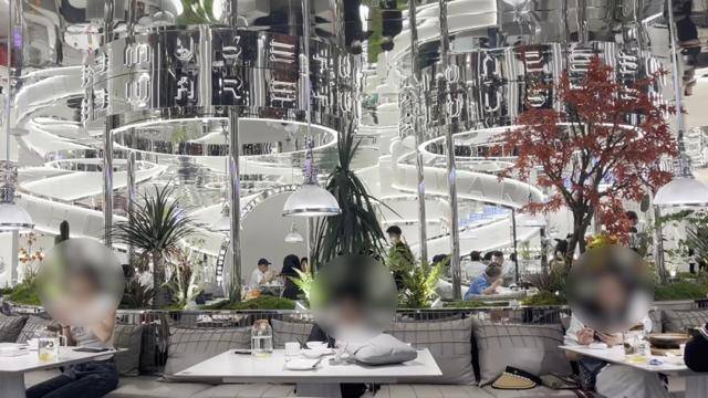 多家餐厅出现，“警方已带走好几个”