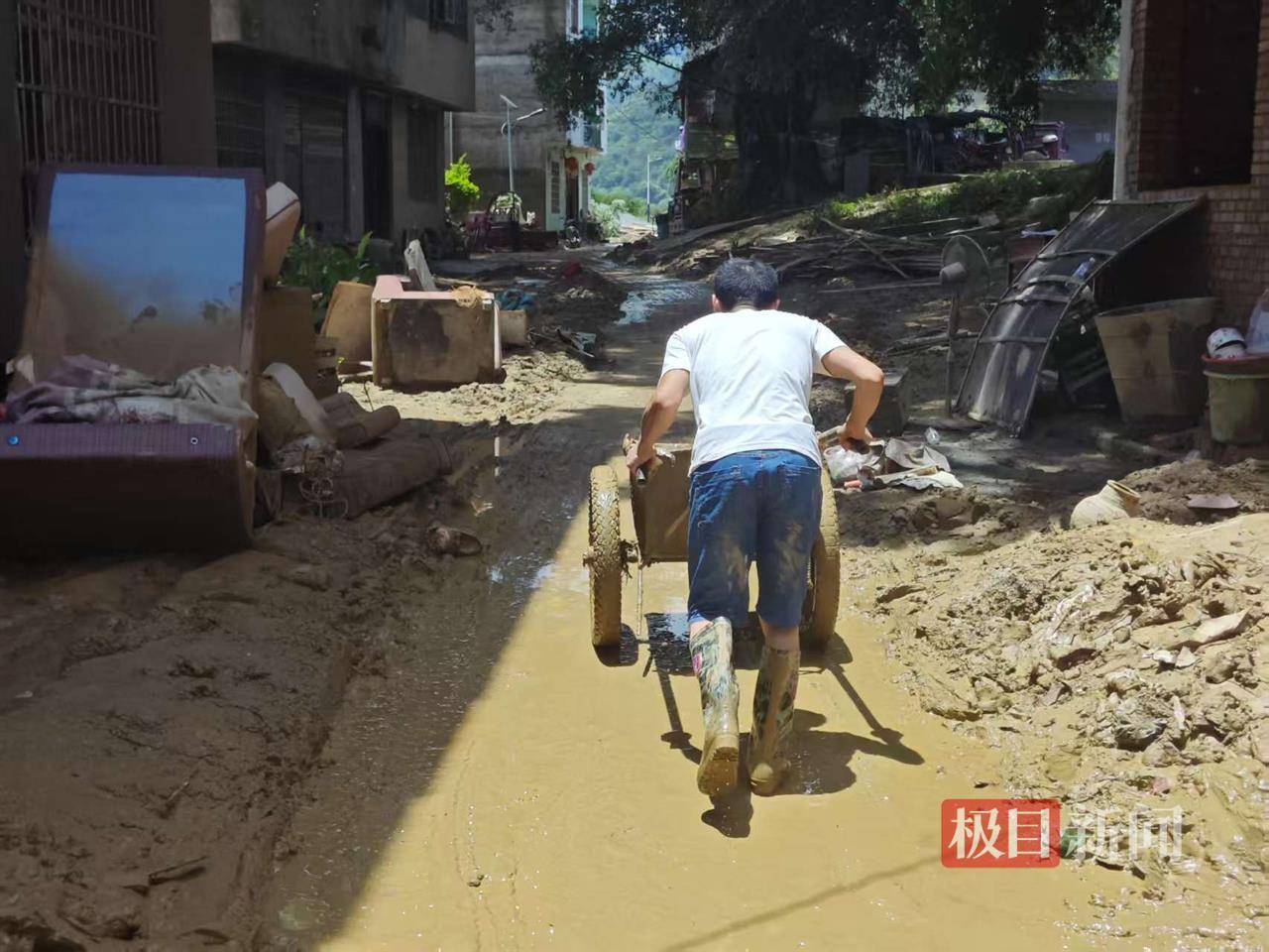 实探榕江三面环水的“孤岛村”：3米深洪水淹没房屋，400名村民被困数日，冲锋舟送来米油水果