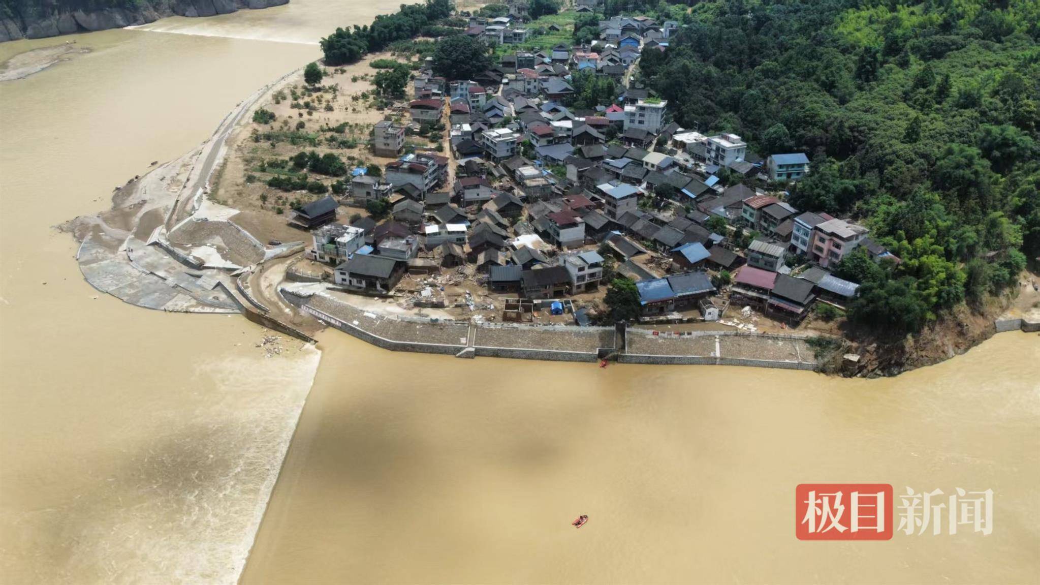 实探榕江三面环水的“孤岛村”：3米深洪水淹没房屋，400名村民被困数日，冲锋舟送来米油水果