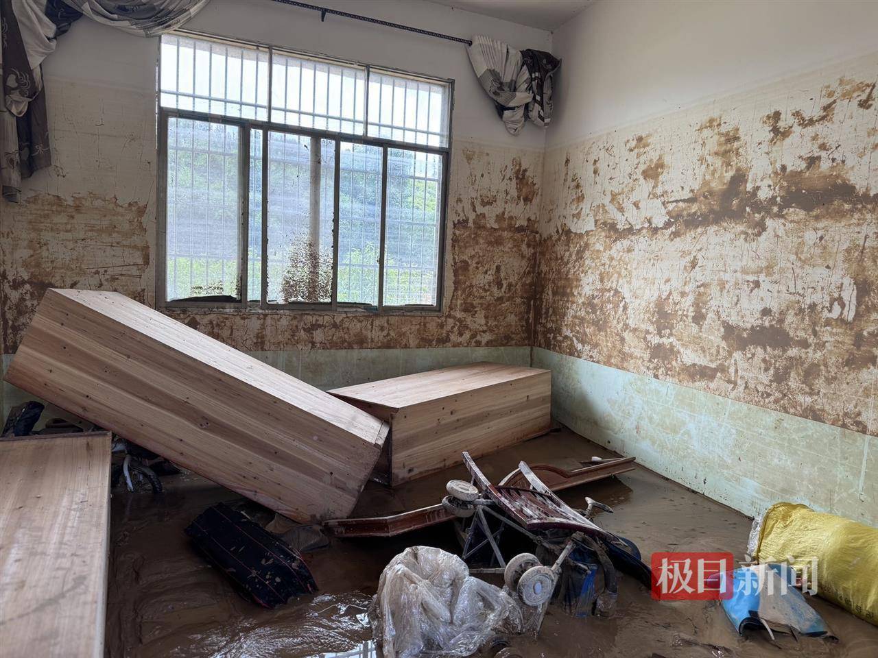 实探榕江三面环水的“孤岛村”：3米深洪水淹没房屋，400名村民被困数日，冲锋舟送来米油水果