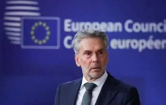 大结局要来?荷兰体面认输,或恢复中方CEO职位,特朗普“弃卒保帅”,美国罕见退了一步