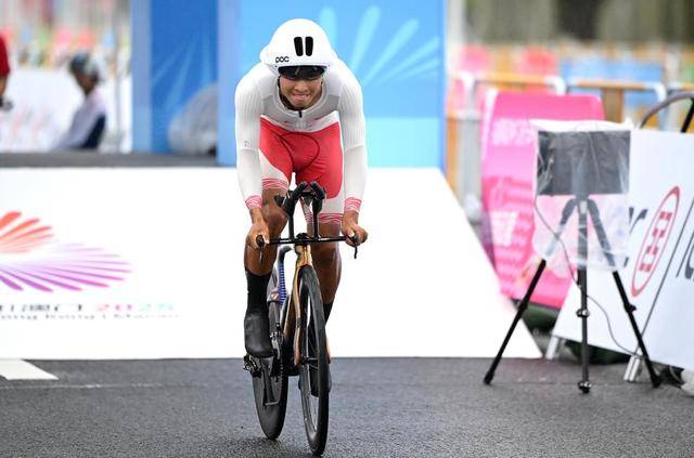 雨中逆转夺冠！山东队苗城硕夺得十五运会公路自行车男子个人计时赛金牌