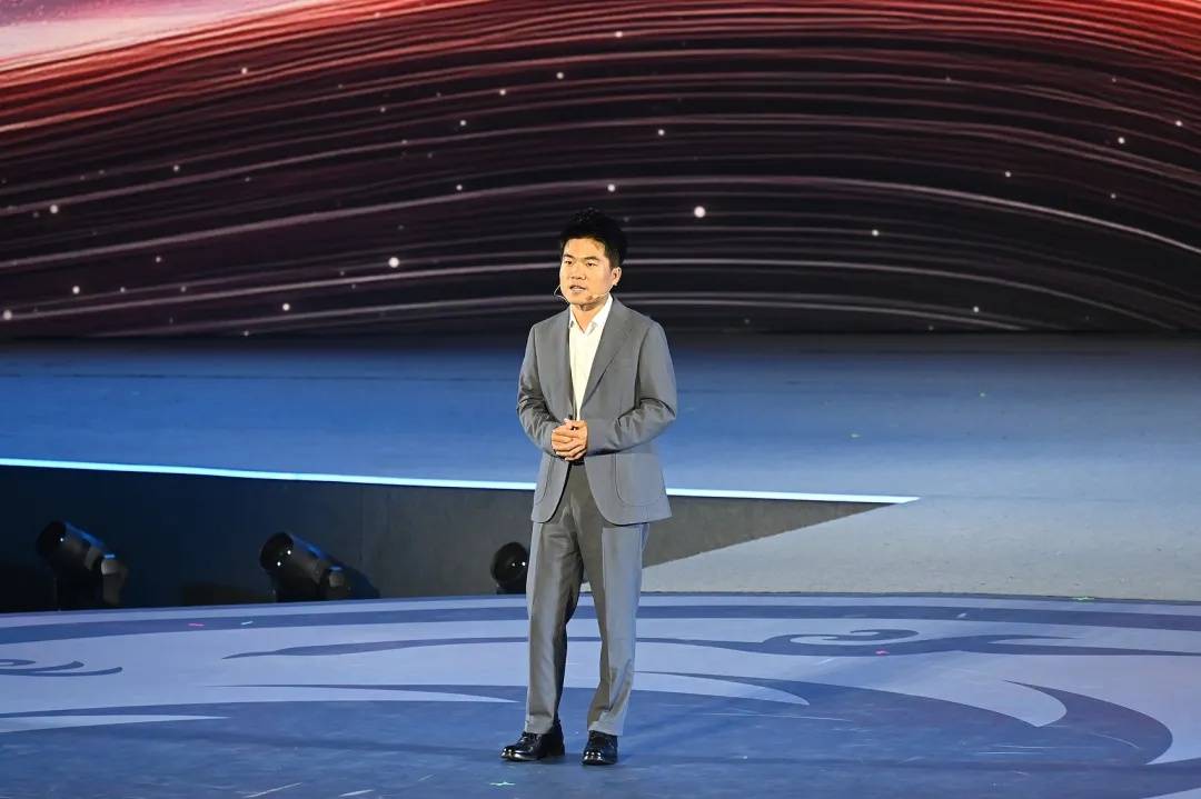 疯狂英语创始人李阳说董宇辉英语差发音怪；董宇辉曾致歉称英语丢得太久