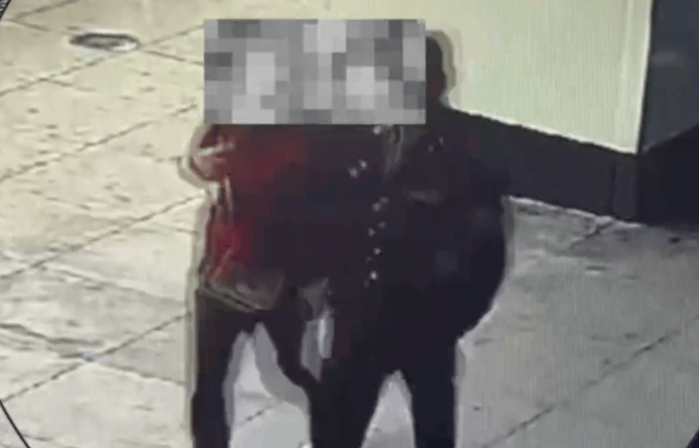 为哄刚交往女友,浙江男子网购拼凑假“将军制服”约会,被民警当场识破,行政拘留8日