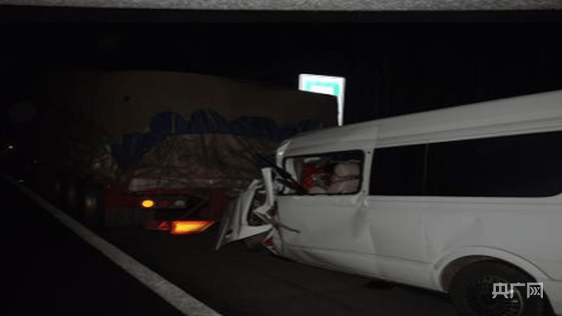 小客车在湛江高速追尾货车致8死 事故调查报告:客车违法改装、超员、非法营运